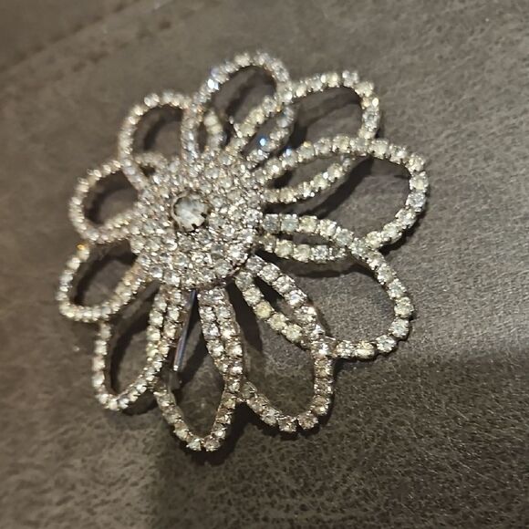 SIGNED Vintage Open Spiral WEISS Clear Rhinestone Flower Pin Brooch! - Picture 4 of 4